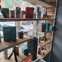 مغازه با میز و یک ویترین جلو در