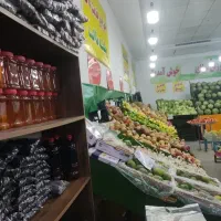 کارگر مغازه میوه فروشی