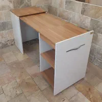 میز تحریر و لپ تاپ