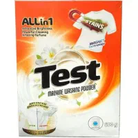 فروشنده خانم در فروشگاه مواد غذایی