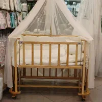 تخت کنار مادر