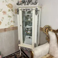 گنجه با ظرف و آینه کنسول