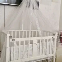 گهواره کنار تخت مادر
