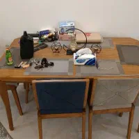 میز ناهارخوری و تلویزیون و کنسول