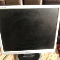 مانیتور کامپیوتر و کیبورد