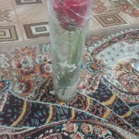 گلدانی شیشه ای با گل مصنوعی