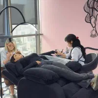 کاشت مژه و ناخن همزمان