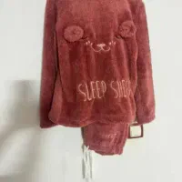 تعدادی شومیز و کت و شلوار زنانه