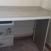 میز تحریر و کامپیوتر