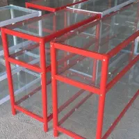 تعدادی وسایل خانه.ویترین،میزنهارخوری.پشتی.تشک