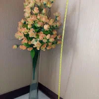 درختچه بزرگ گل مصنوعی رز و چند گل و گلدان