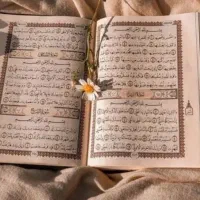 در کتاب بینی. دعا. قرآنی استاد