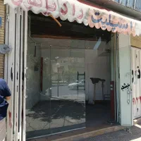 مغازه-دو-دهنه-بر-سیاحتگر
