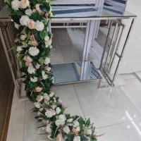 تعدادی گل داودی و روز