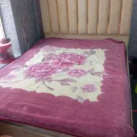تخت خواب دونفره با میز و گل میز