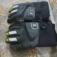 یک جفت دستش