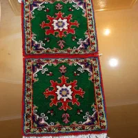 یک جفت فرش دستبافت روی صندلی ماشین یا مبل