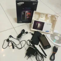 دو عدد گوشی تلفن همراه قدیمی با متعلقات