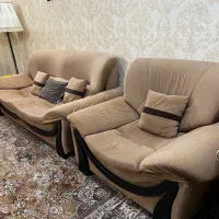 مبل راحتی و میز و پرده