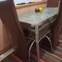 یک عدد میز نهار خوری استیل تمیز موجود شد