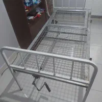 تخت فلزی بیمارستانی