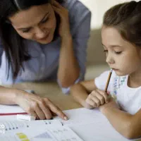 معلم خصوصی برای آموزش به کودکان عادی و اختلال یادگ