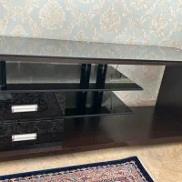 میز تلوزیون شرکتی کاملا نو و سالم  پایه چرخ دار