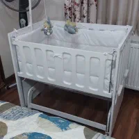 گهواره کنار تخت مادر