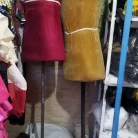 دو مانکن زنانه و یک نیم تنه مردانه