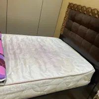 تخت یک نفره کاملا سالم و تمیز و تشک یک نفره(فوری)|چراغ خواب و آباژور|رشت, گلباغ نماز|دیوار