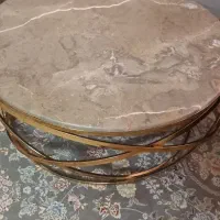 یک میز  جلوی  مبلی فلزی