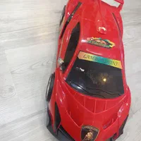 ماشین لامبورگینی و اتوبوس بزرگ