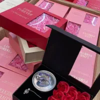 باکس گل و گردنبند مرواریدی