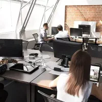 همکار خانم با روابط عمومی بالا و قدرت پیگیری