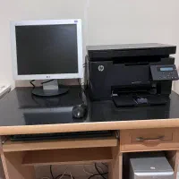 کامپیوتر به همراه همراه میز