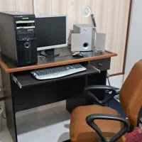 کامپیوتر با میز و صندلی و همه لوازم