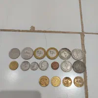 تعدادی سکه و چاقو