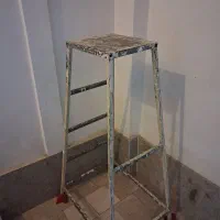 چهارپایه فلزی با آهن محکم