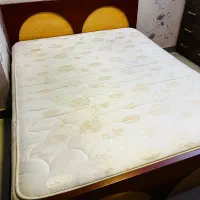 یک عدد تخت و تشک و دراور