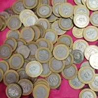تعداد زیادی سکه ۲۵ تومانی