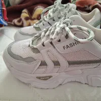 دو جفت کتانی