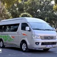 راننده سرویس به همراه ماشین