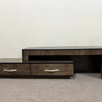 میز تلویزیون رو کتابخانه