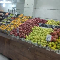 کارگر ساده در میوه‌فروشی