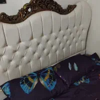 تخت دو نفره و تشک به همراه پاتختی