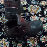 یک جفت کفش ایمنی سایز 43