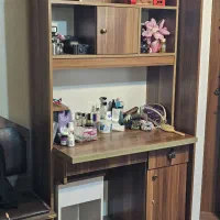 میز تحریر و کتابخانه