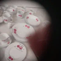 تعداد زیادی ظروف گوجه ای|ظروف سرو و پذیرایی|قلعه شاهین, |دیوار