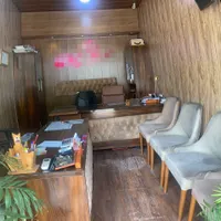 مغازه آماده به کار زیبا بر خیابان اصلی