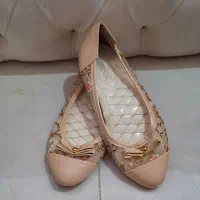 تعدادی مانتو کفش وکیف